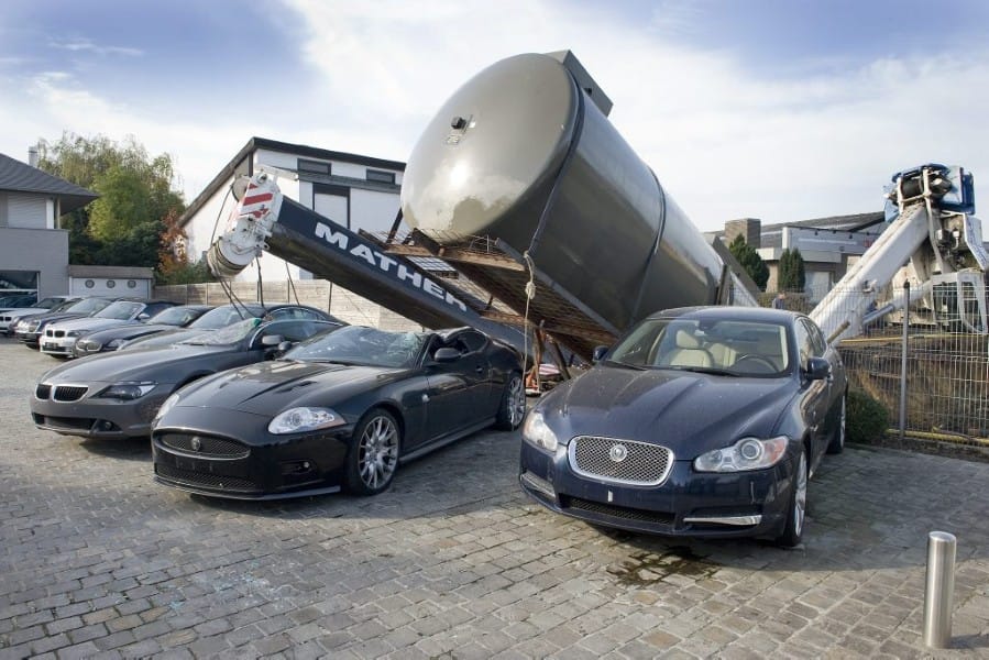 Felborult daru tört össze egy Jaguar XKR-t Belgiumban - fotó
