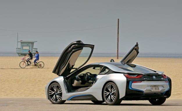 A Tesla S Modell helyett inkább egy BMW i8 kéne? (videó)