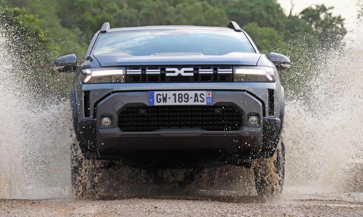 Amitől retteghet a Suzuki Vitara: teszten az egész olcsón igen menő vadonatúj Dacia Duster