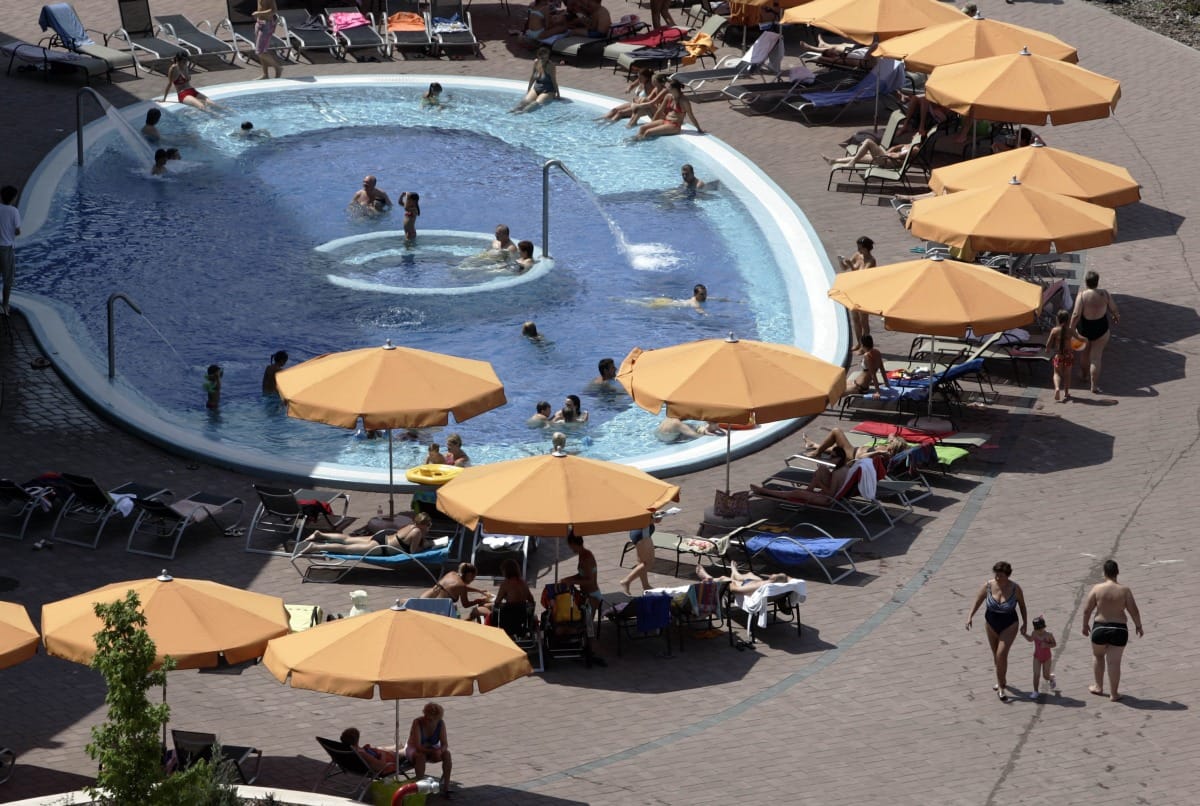 Csúszdázás közben kapott infarktust egy férfi egy budapesti aquaparkban