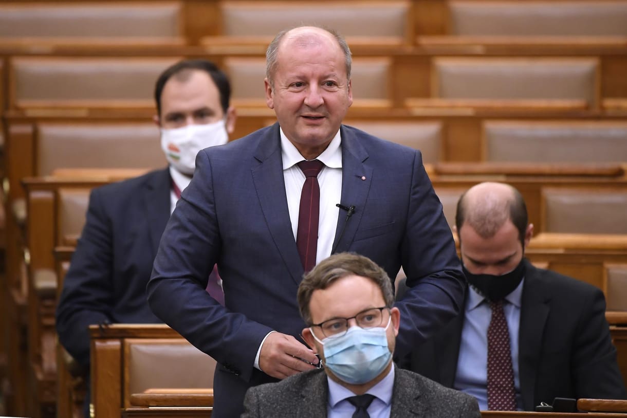 Simicskó István rendkívül szomorúnak tartja, hogy a fiatalok reggeliként tekintenek az energiaitalra