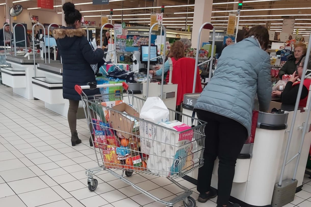 Túlhajszoltak és kevesen vannak a bolti dolgozók