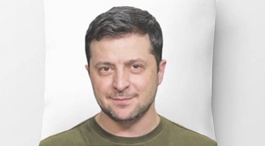 Viccnek indult, de ma már ezrek hajtják a fejüket a Zelenszkij-párnára