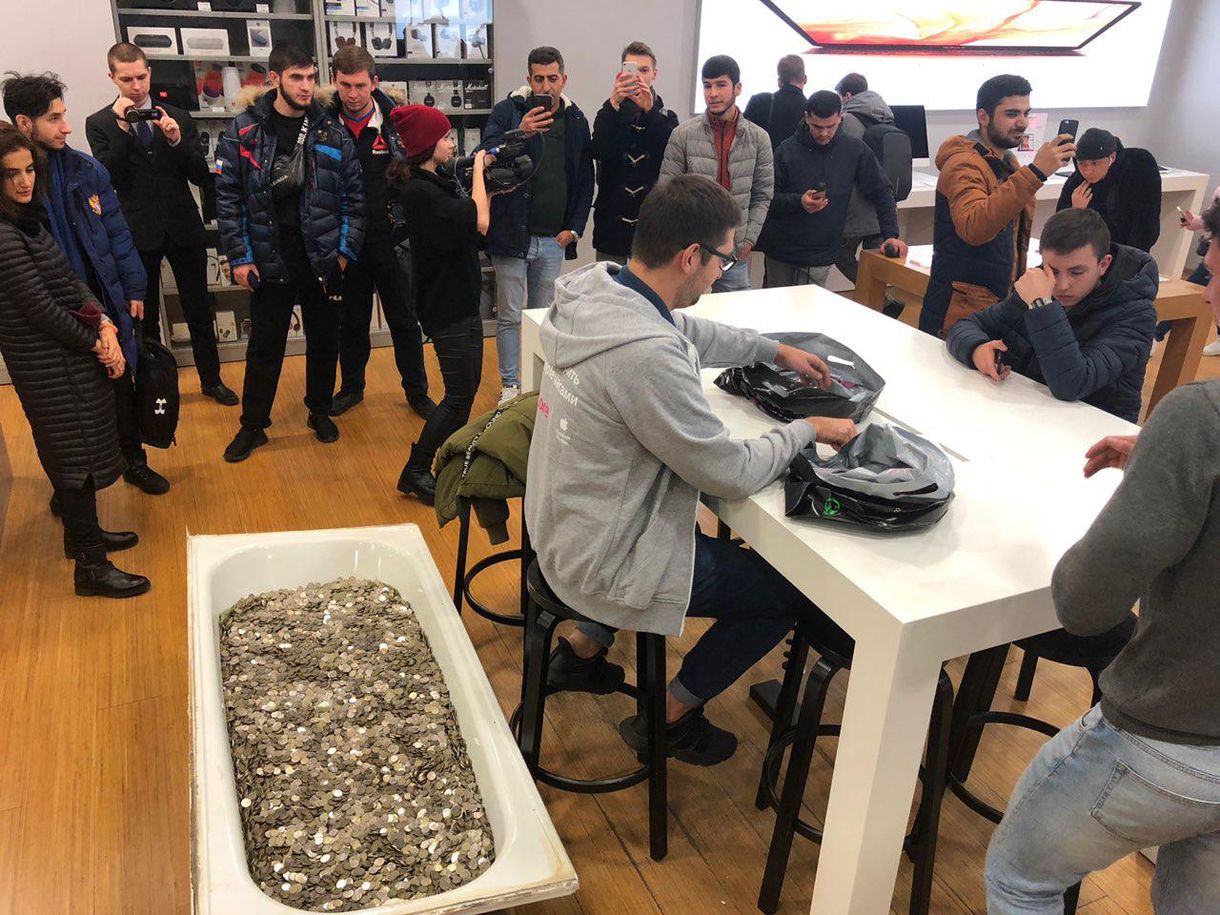 Videó: egy aprópénzzel teli káddal fizetett ki valaki egy új iPhone-t Oroszországban