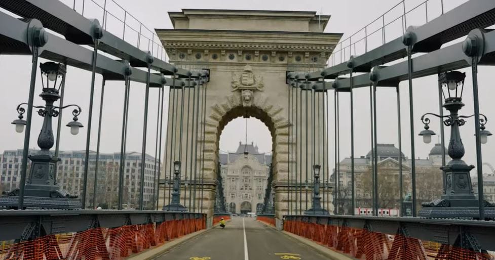 A budapestiek többsége szerint nem kell visszaengedni az autókat a Lánchídra