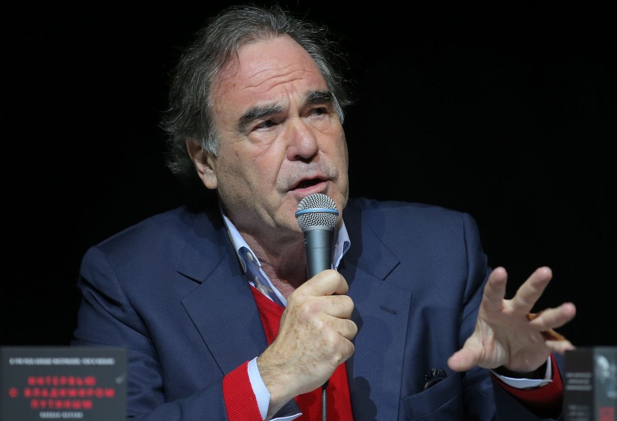 Oliver Stone beoltatta magát az orosz vakcinával 
