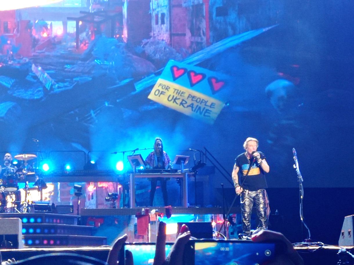 Ukrán zászlóval, tankokat és lerombolt házakat mutatva játszotta a Puskásban a Guns N’ Roses a Civil Wart