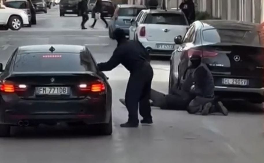 Fényes nappal úgy loptak el egy sokmilliós Mercedest Olaszországban, hogy egy BMW-vel eltolták – videó