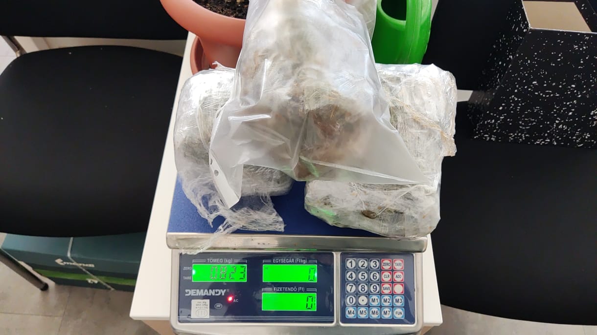 Hatezer spanglira való füvet csempésztek volna be konzervdobozban