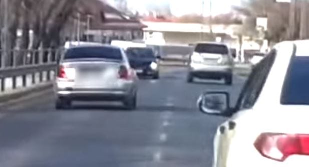 Közveszélyes módon ijesztgette egy sofőr a többi autóst a Pesti úton – videó