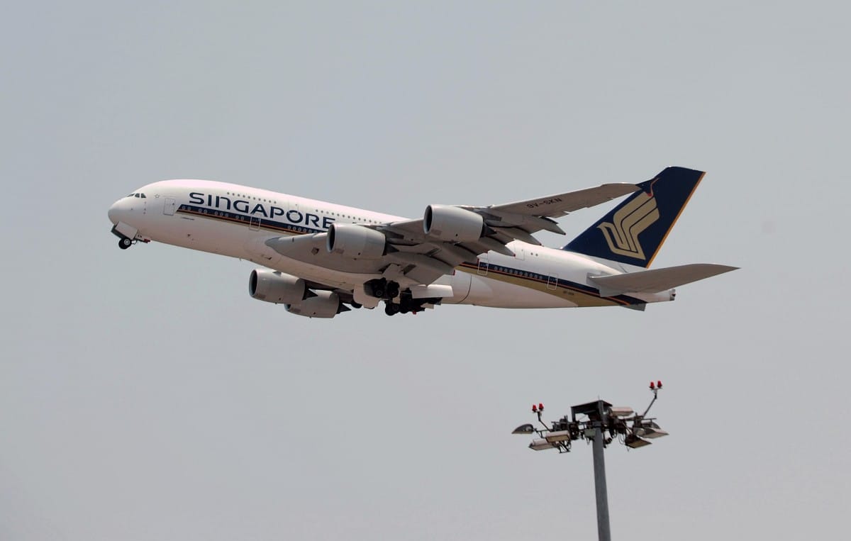 Rémület 12 ezer méteren: mindkét hajtóműve leállt egy Airbusnak