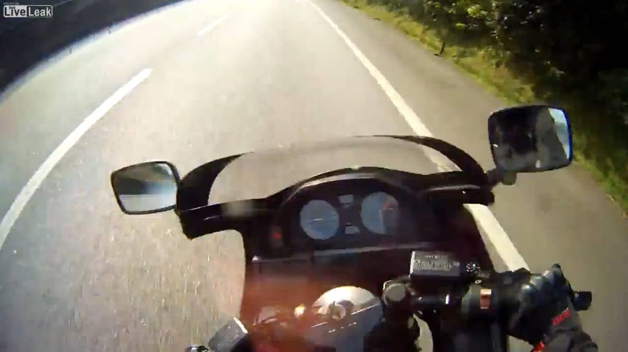 Videó: Ilyen kétszáznál borulni egy sportmotorral