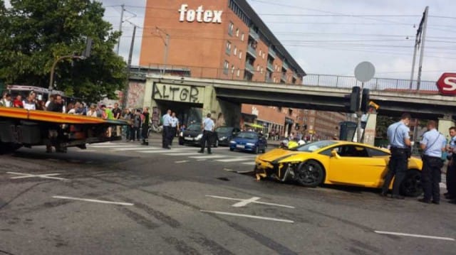 Buszmegállóba csapódott a megvadult Lamborghini – fotó