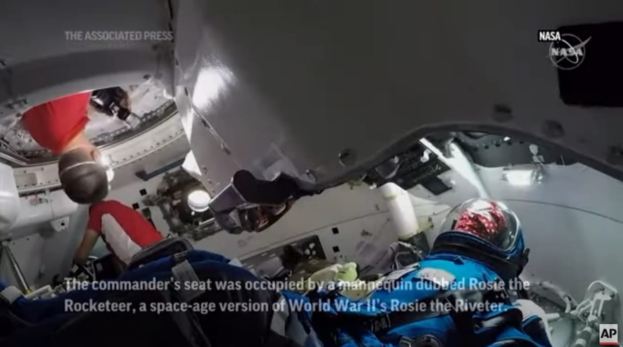 Videón a történelmi pillanat: űrhajósok lebegnek a Boeing már dokkolt űrkapszulájában