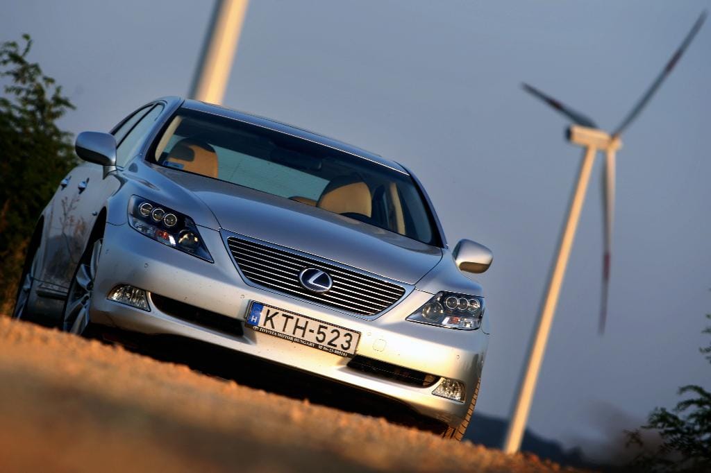 Használt autó: Audi A8 vagy Lexus LS?