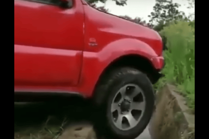 Videó: ez egy rendes terepjáró, de akkor is ki merné utána csinálni?