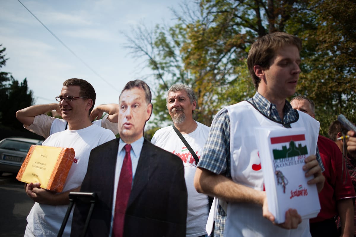 Tüntetés Orbán Viktor háza előtt