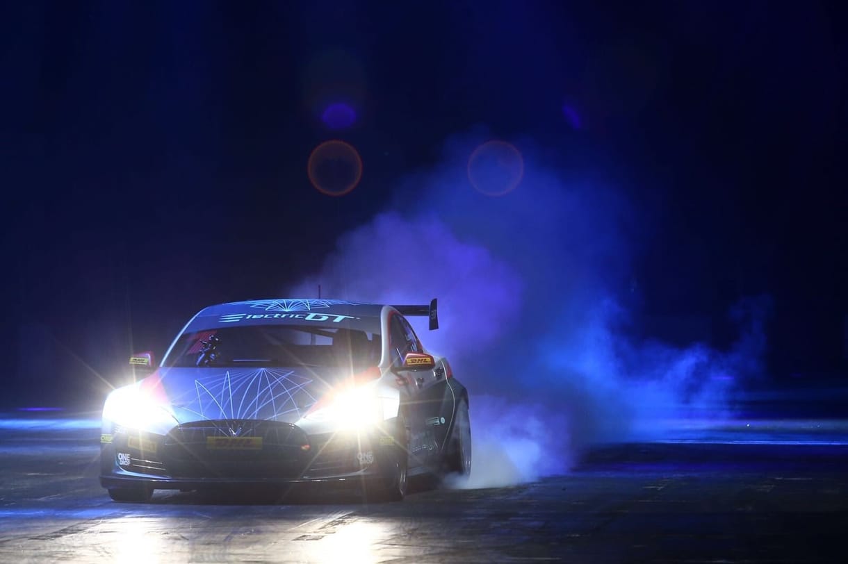 Itt az első adat arról, mit tud a versenyautóvá alakított Tesla