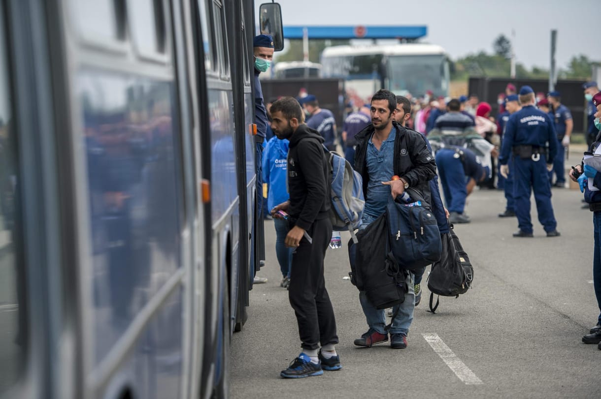 Több ezer menekültet buszoztattak át az országon - hétvégi összefoglaló
