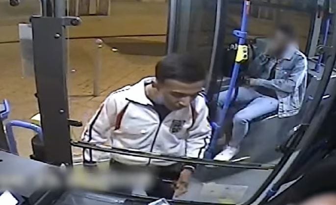 Keresik a férfit, aki megütött és megrúgott egy buszsofőr segítségére siető utast