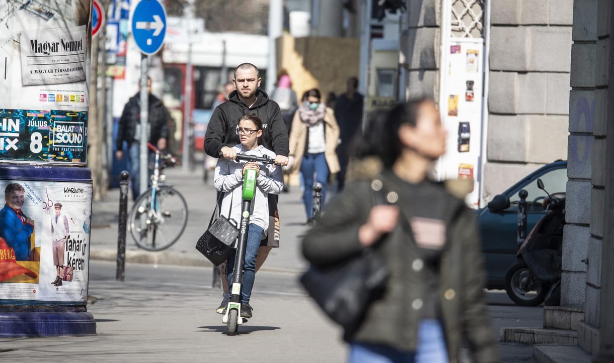 Nagy gondban a közösségi rollerezés, de már látják a megoldást