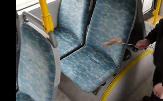 Miért olyan förtelmesen rondák eleve a buszok ülései? Nagyjából ezért