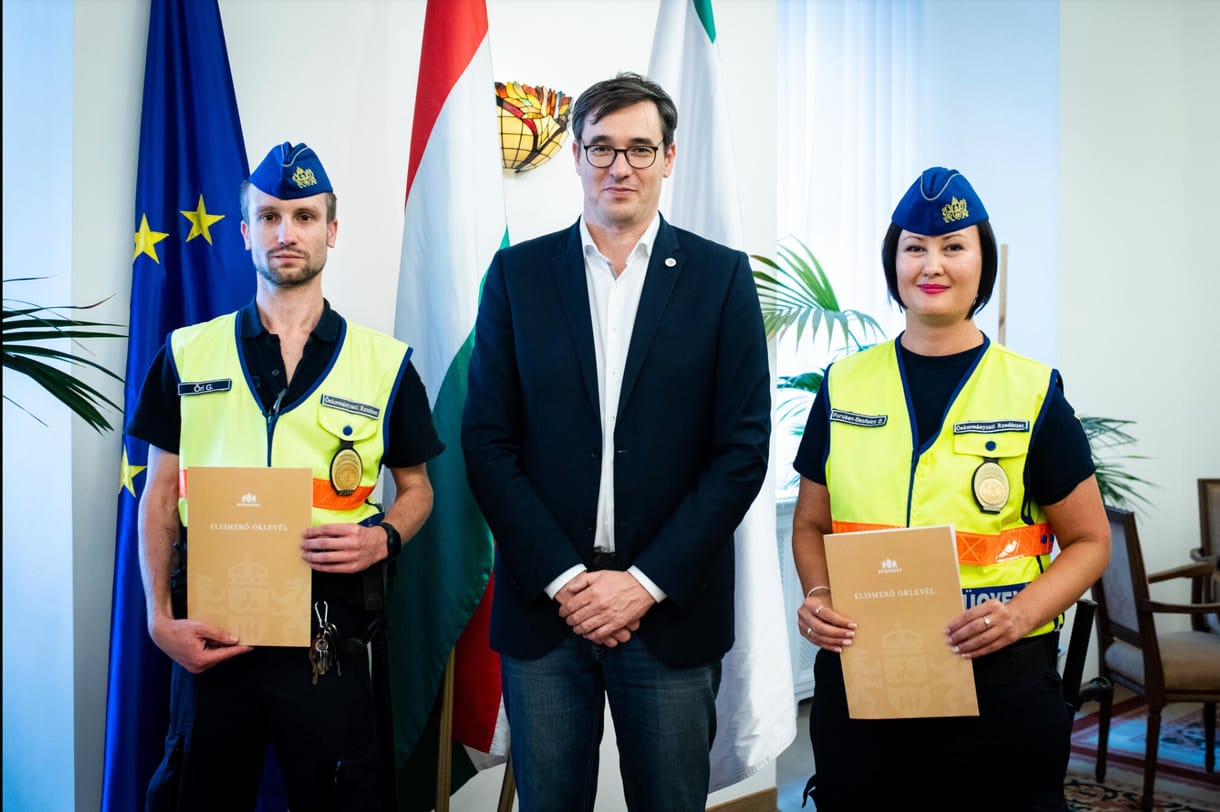 Le akart ugrani a Lánchídról egy férfi, lebeszélték róla a rendészek