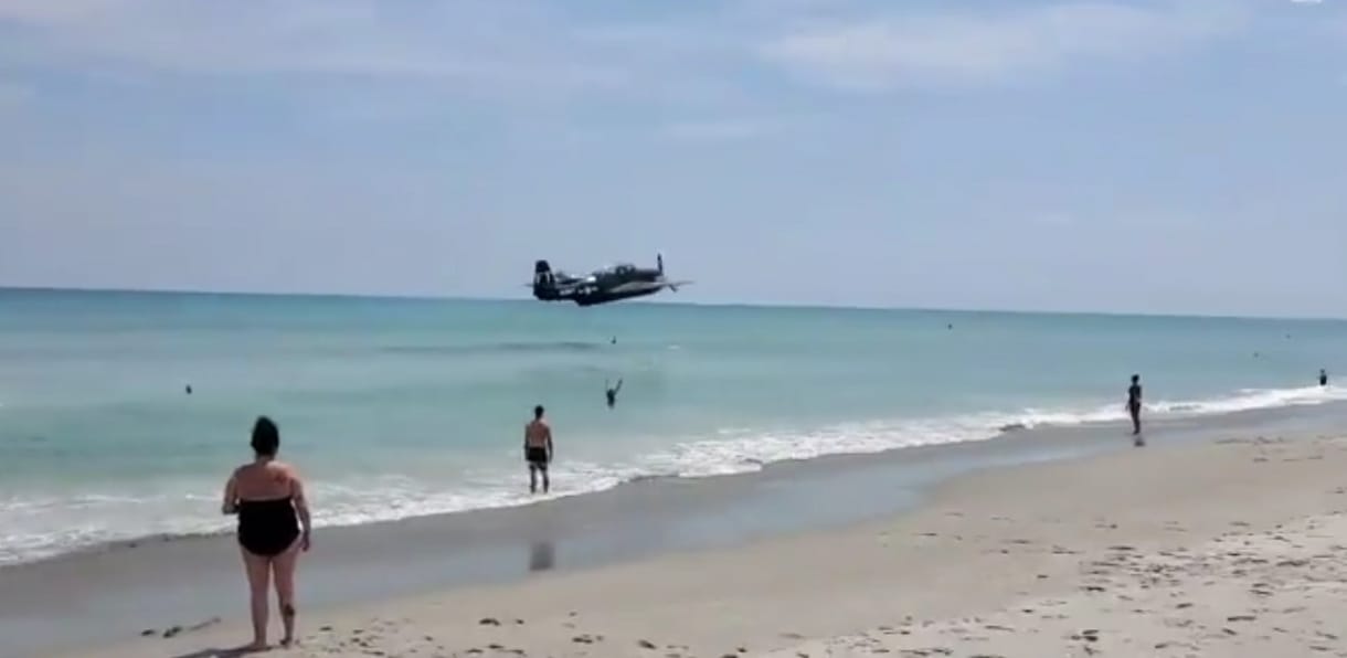 Strandon szállt le egy II. világháborús repülő – videó