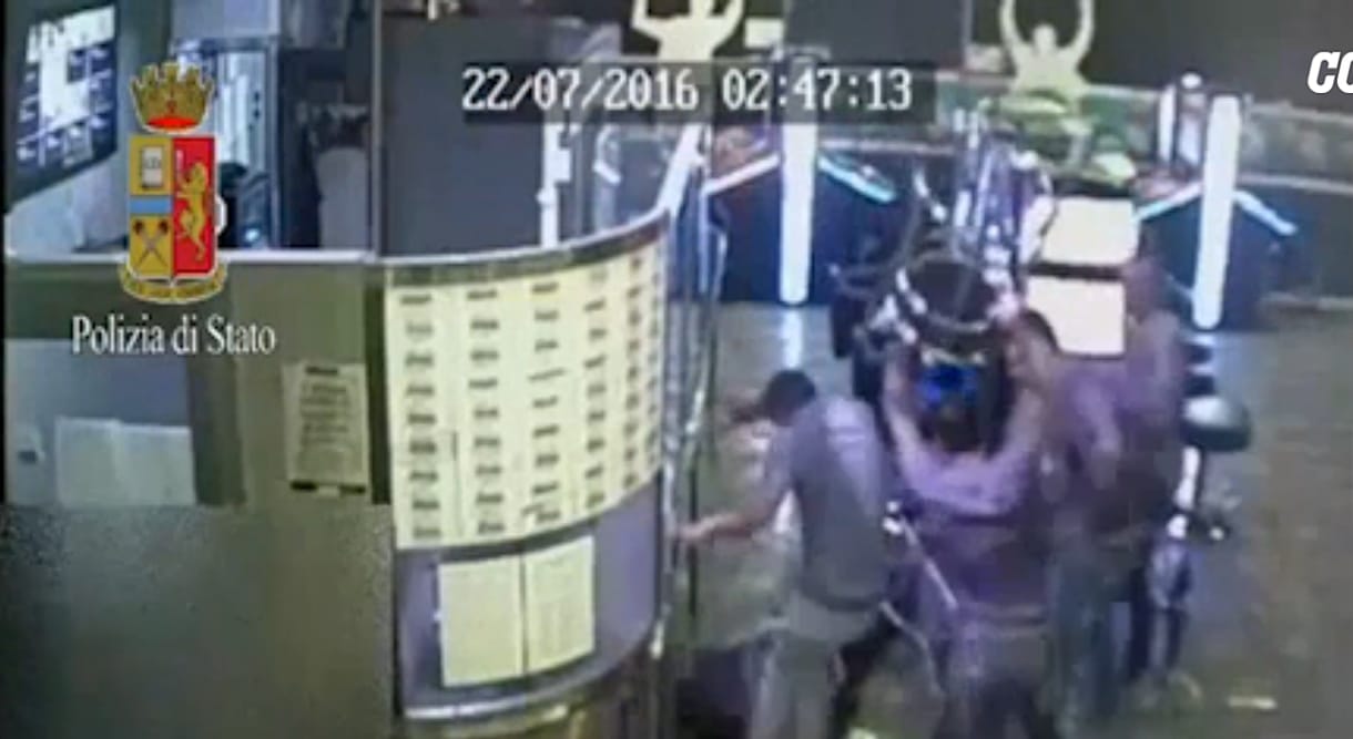 Videó: Majdnem agyonverték egy római játékterem külföldi biztonsági őrét