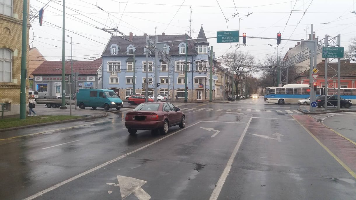 A nap képe: nagyon benézte a kereszteződést egy szegedi autós