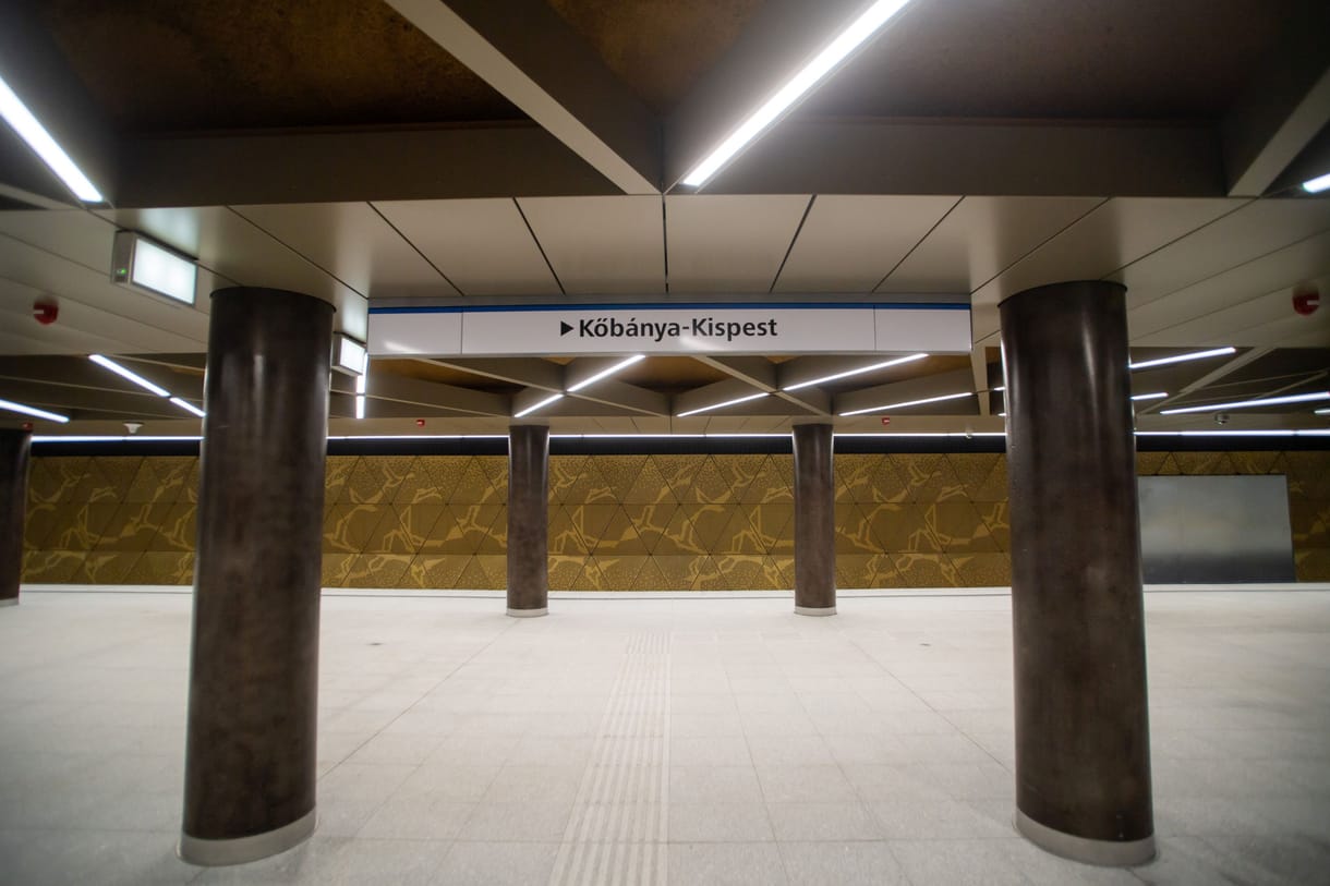 Vádat emeltek egy férfi ellen, mert Covid–19 feliratú bakancsot hagyott a metrón