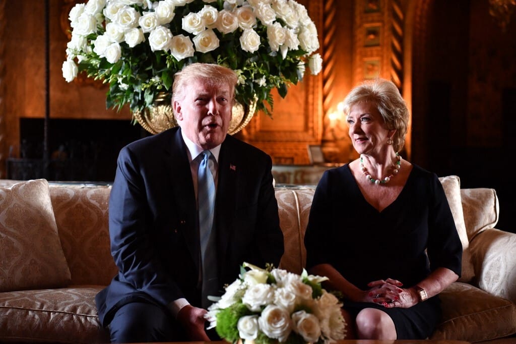 Trump oktatásiminiszter-jelöltje egyszer csak felállt a kerekesszékből, és tökön rúgta a férjét
