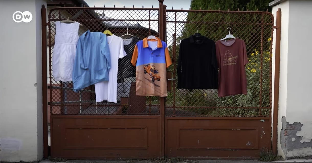 Egyszerűbb kidobni, mint kimosni – Mi lehet azokkal a ruhákkal, amelyek már senkinek sem kellenek?