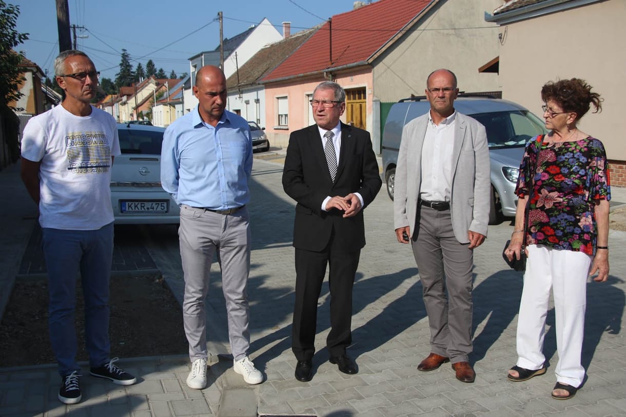 Négyen adtak át egy fél utcát Szombathelyen