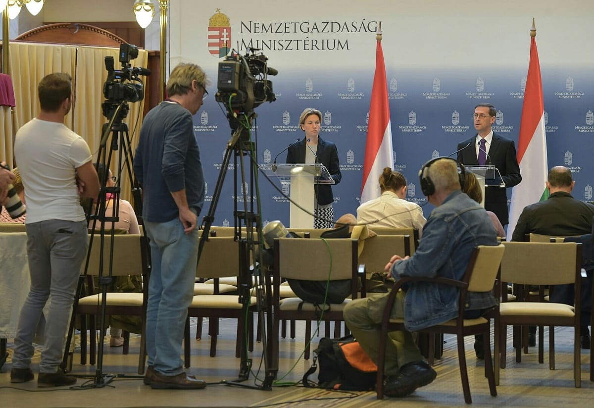 Heteken belül megveszi a magyar állam az Erste Bank 15 százalékát
