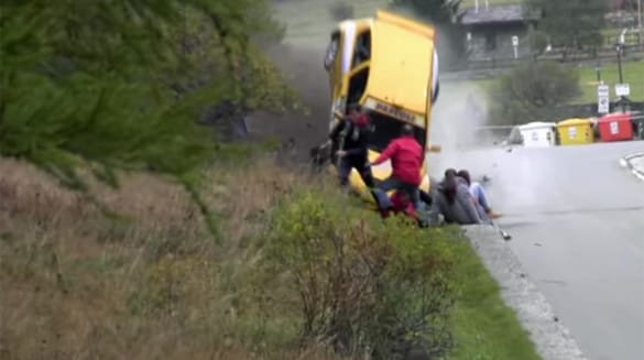 Videó: Döbbenetes balesetet úszott meg egy csapat néző egy autóversenyen