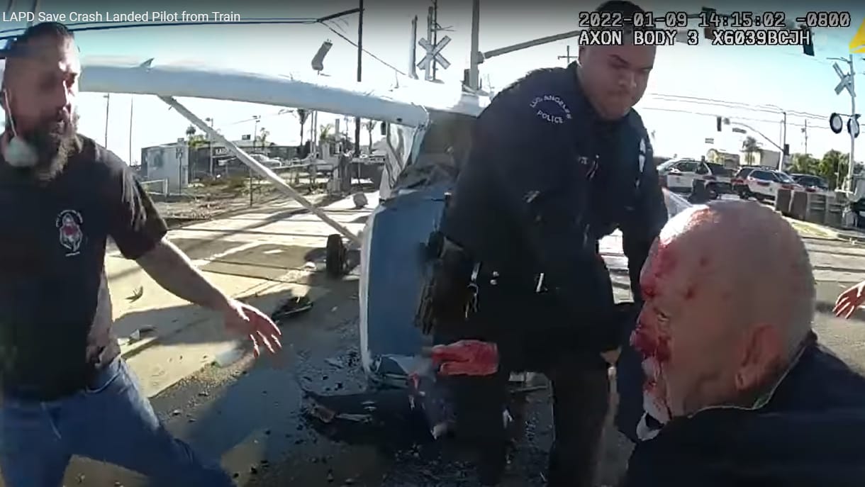 Másodperceken múlt a sínekre zuhant repülő pilótájának élete – videó