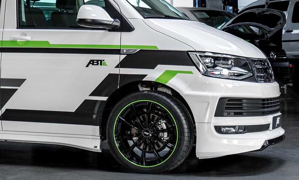 7 üléses támogatás és zöld rendszám: nagycsaládos álomautó lehet ez az új Transporter