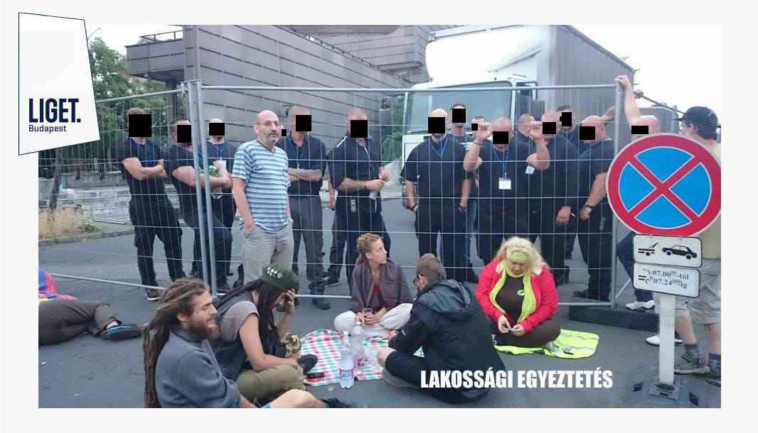Kopaszokkal vitáztak össze a ligetvédők a közlekedési múzeumnál