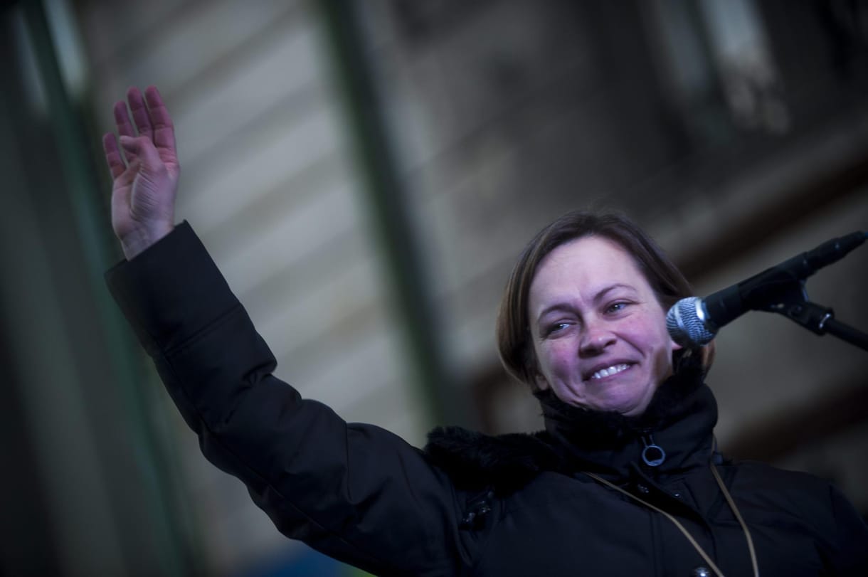 Sárosdi Lilla: Itt járunk a szőnyegen, ami alatt hullák vannak
