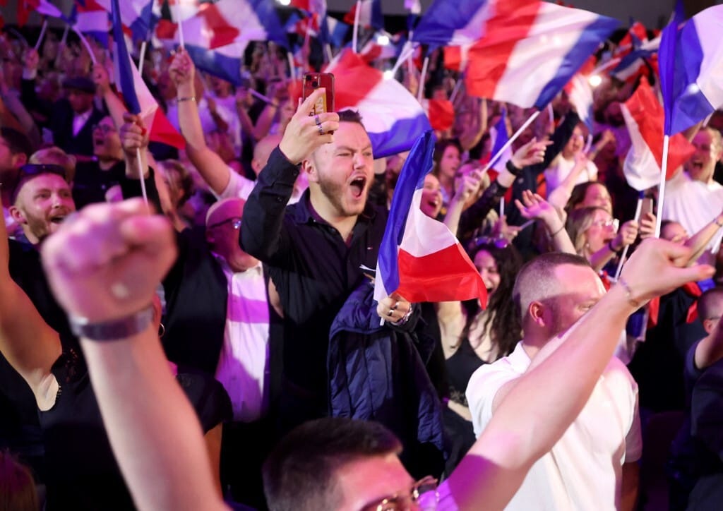 Kormányra juthat-e Le Pen? Fordíthat-e Macron? - elkezdődött a sorsdöntő választás Franciaországban