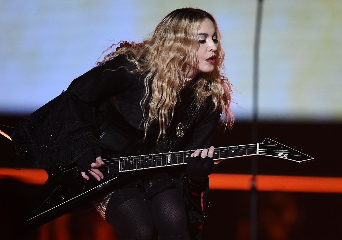 Pécsen rakták össze Madonna koncertfelszerelését?