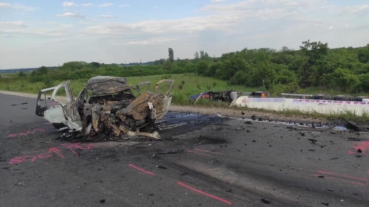 Ketten meghaltak, mikor kigyulladt a tartálykocsival ütköző autó