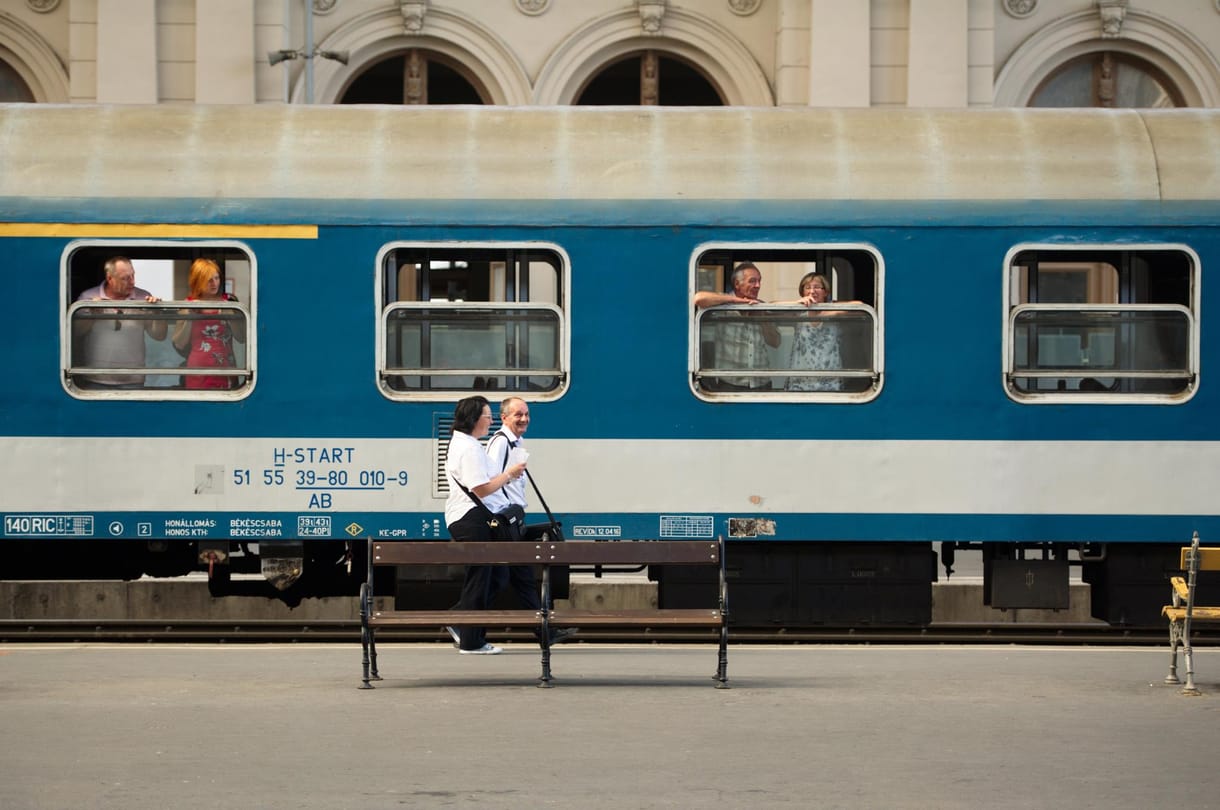 Szolidaritásból egy órás késéssel kezdik el a MÁV elleni tüntetést