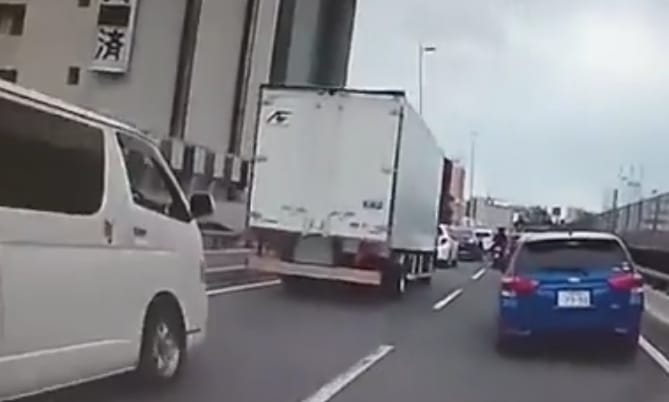 A nap videója: Így rángatta meg az úton közlekedő autókat az erős földrengés