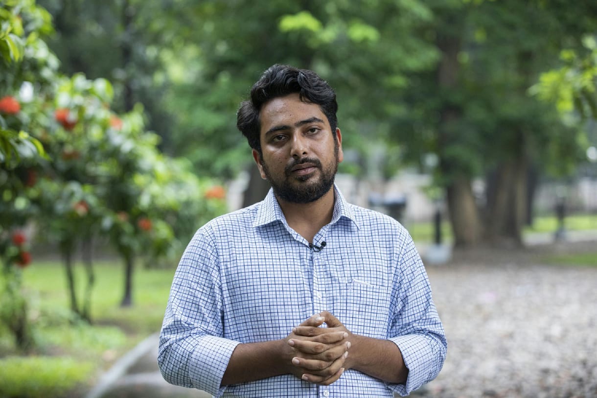 Nemrég vasrúddal verte a bukott rezsim rendőrsége, most miniszter az ifjú bangladesi forradalmár