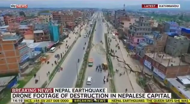 Lesújtó videó: drónt küldtek a romos Katmandu fölé