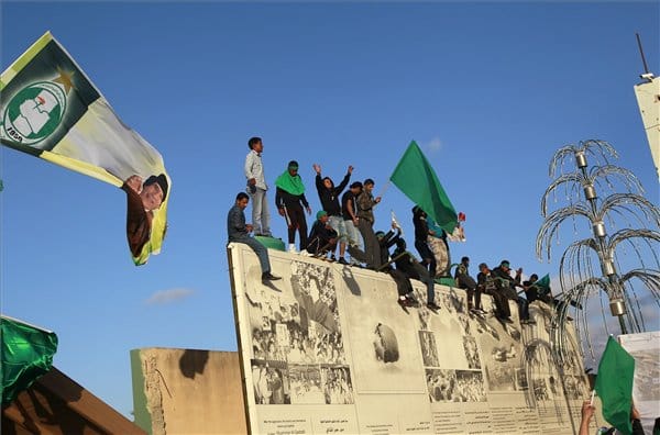 Több helyen visszaverték a Kadhafi-erők támadásait