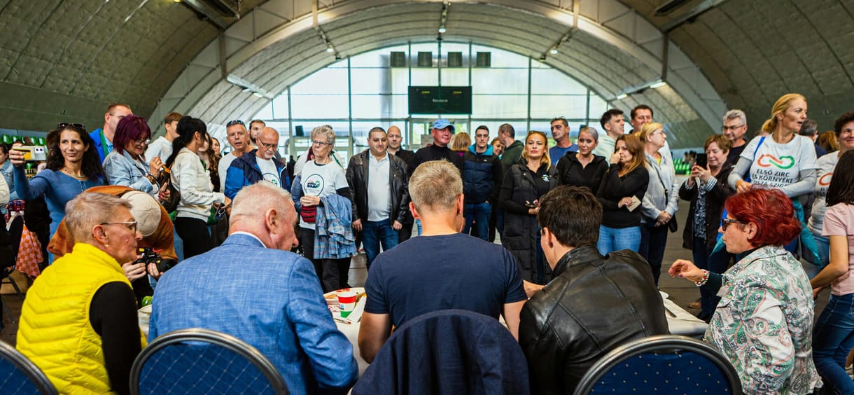 Állásinterjúk, csapatépítők, coachok: megnéztük, hogyan épít hálózatot a Tisza Párt, multivilágba csöppentünk