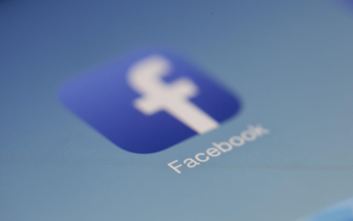 A britek büntetnék a szégyenteljesen lassú Facebookot és társait